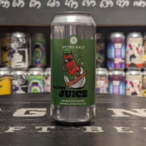 IPA-bierblik met fruitige smaak en kleurrijk ontwerp, op toonbank in slijterij.