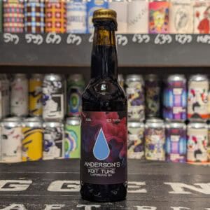 Kleine fles Anderson's Koet Tume met kleurrijk label op slijterijschap.