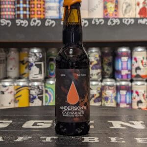 Barbecue saus in fles op winkelvloer met kleurrijke achtergrond.
