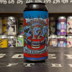Verjaardagsbier met 12 jaar ontwerp, kleurrijk en feestelijk.