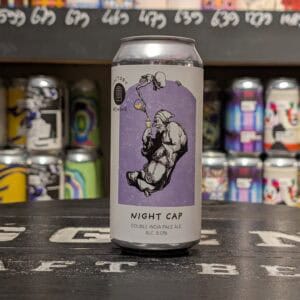 Gezellige craft bier Night Cap Double India Pale Ale met 8% alcohol, op een winkeltoonbank.