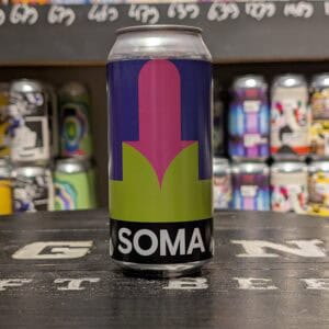 Frisdrank blik met SOMA label op winkelrek.