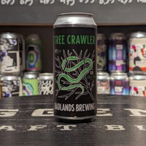 Tree Crawler craft beer van Badlands Brewing in blik, op toonbank in slijterij.