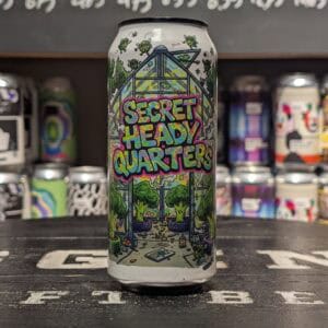 Frisdrank blik met Secret Headquarters ontwerp, kleurrijk en opvallend.