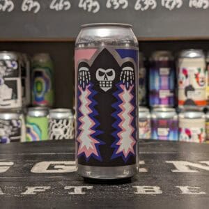 Energiedrank met vampier skull ontwerp, kleurrijk en opvallend.