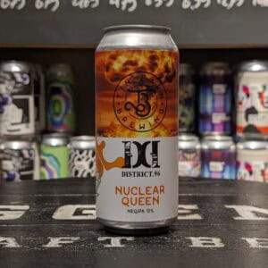Biervorm met Nuclear Queen label en explosieve achtergrond.