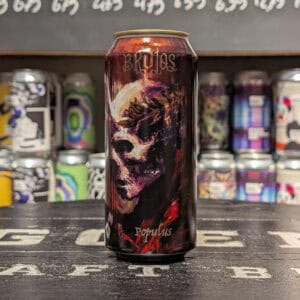 Energiedrankje in blik met kleurrijk ontwerp en skull afbeelding.