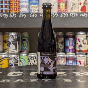 Fles met uniek geometrisch designlabel bij slijterij Gils.