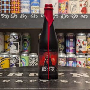 Unieke fles met bloedrode details en grafisch ontwerp, perfect voor speciale gelegenheden.