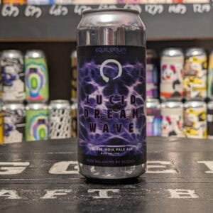 Fles van Lucid Dream Wave IPA met kleurrijk label op winkelrek.