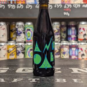 Craftbier in een zwart flesje met blauwe grafische ontwerpen, verkrijgbaar bij Slijter van Gils.