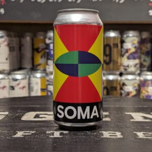 Frisdrank blik Soma met kleurrijk ontwerp op de toonbank.