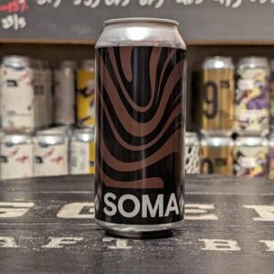 Frisdrankblikje SOMA met zwart en bruin design op winkelvloer.